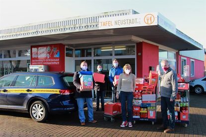 Geschäftsführer Thorsten Schmidt mit den Außendienstmitarbeitern Jan Dummer und Nils Strauer (alle Janus) sowie der 2. Vorsitzenden der Tafel Verena Treppe und dem 1. Vorsitzenden Olf Leder (v. lks.).