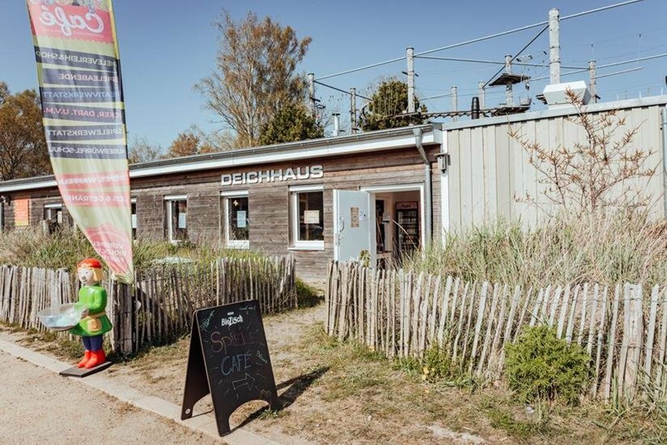 Der Tourismus-Service freut sich auf zahlreiche Interessierte und Anmeldungen sowie ein buntes Programm im Deichhaus am Lensterstrand.