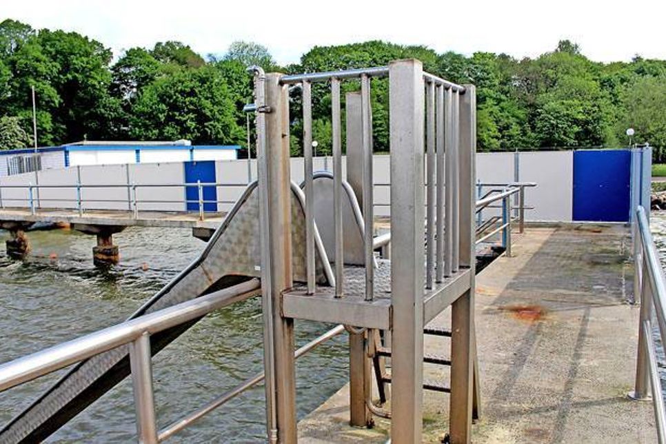 Die neu erstellten Sichtschutzwände und das blanke Niro-Geländer fallen einem sofort ins Auge.