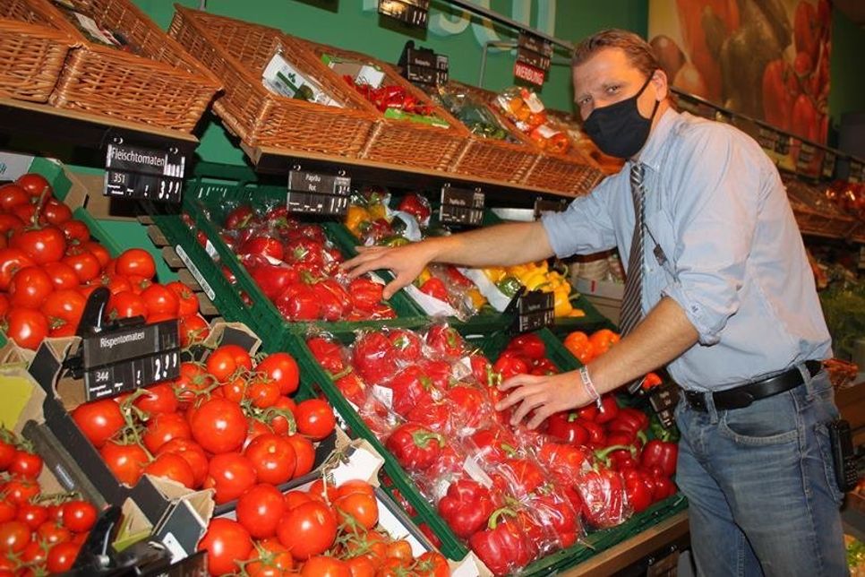 Warenhausleiter Mathias Affeldt in der Obst- und Gemeüseabteilung, die durch tägliche Frische besticht und auch optisch ein echter Hingucker ist.