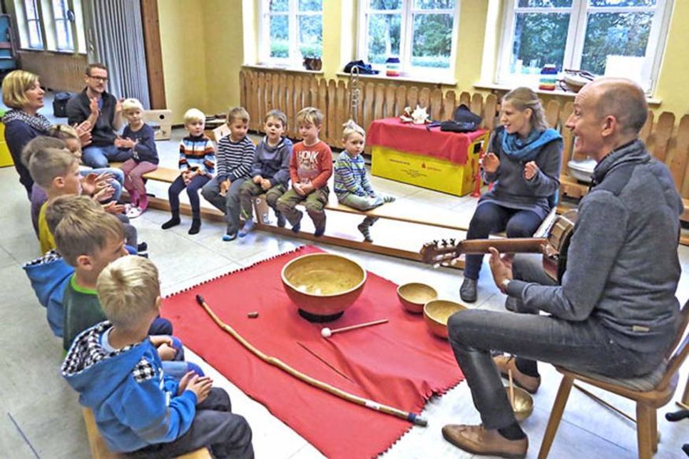 Gespannt lauschen die Kleinen der Kindertagesstätte Benz und des Waldkindergartens Malente und ihre Erzieher den Geschichten und Erklärungen der Pädagogen vom Projekt „Musiculum“.