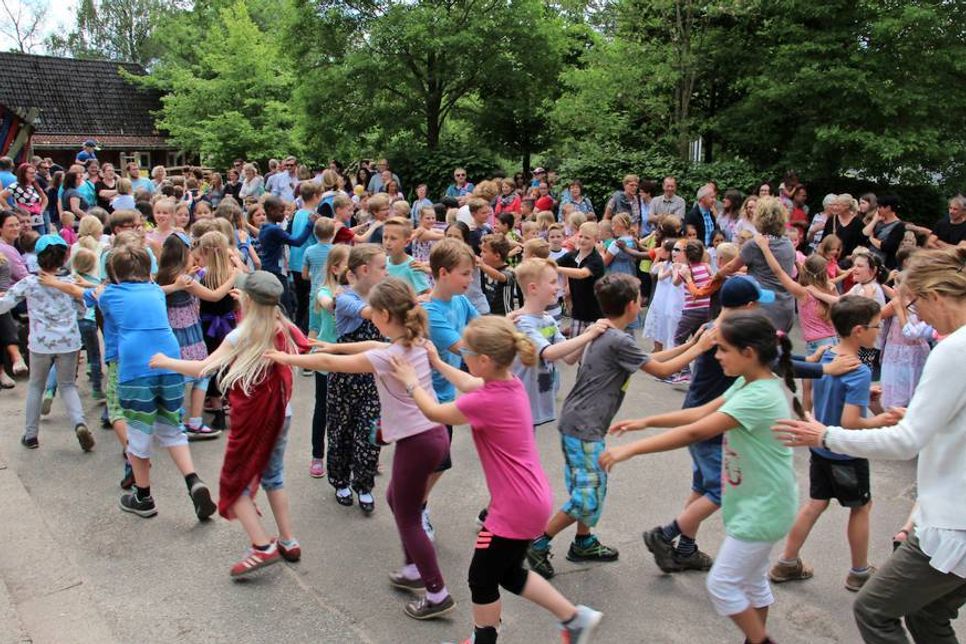 Mit einer fröhlichen Polonaise ging es beim traditionellen Schulfest kreuz und quer über den Schulhof.