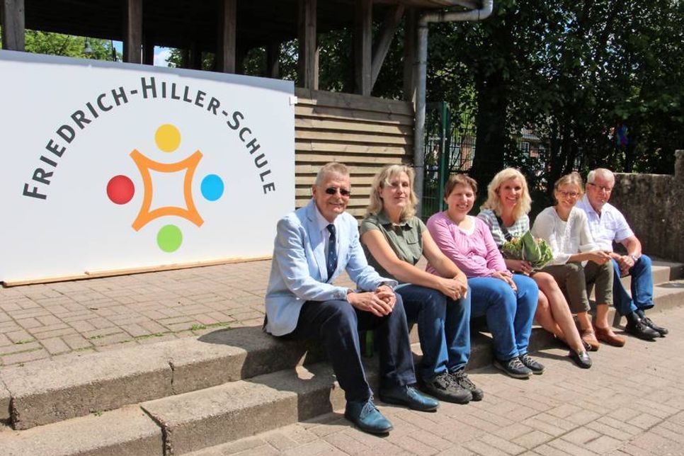Präsentierten stolz das gemeinsame neue Logo: 1. Vorsitzender des Schulvereins Winfried Saak, Jugendpflegerin Susanne Frenke von der OGS, Schulverbandsvorsteherin Angela Hüttmann, Logo-Gestalterin Silke Muuß, Schulleiterin Doris Jürs und Bürgermeister Hans-Alfred Plötner (v. lks.).