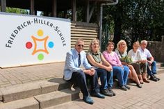 Präsentierten stolz das gemeinsame neue Logo: 1. Vorsitzender des Schulvereins Winfried Saak, Jugendpflegerin Susanne Frenke von der OGS, Schulverbandsvorsteherin Angela Hüttmann, Logo-Gestalterin Silke Muuß, Schulleiterin Doris Jürs und Bürgermeister Hans-Alfred Plötner (v. lks.).