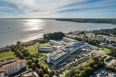Für Angehörige und Freunde ist es ab sofort einfacher, Patientinnen und Patienten der Schön Klinik Neustadt zu begleiten oder zu besuchen.