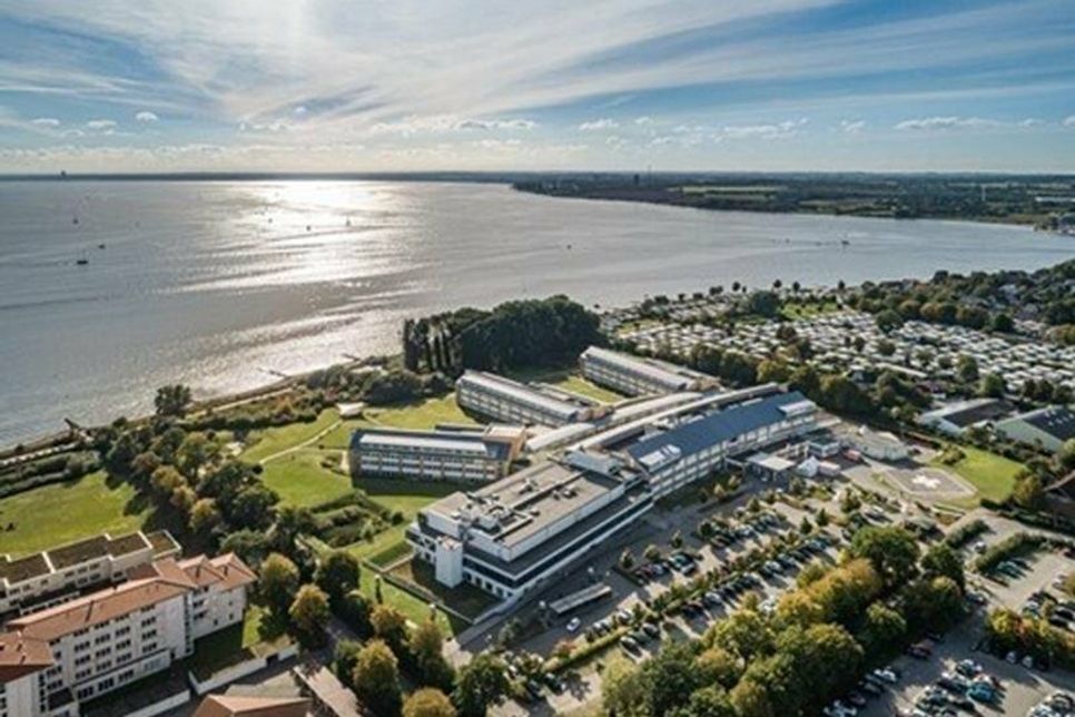 Für Angehörige und Freunde ist es ab sofort einfacher, Patientinnen und Patienten der Schön Klinik Neustadt zu begleiten oder zu besuchen.
