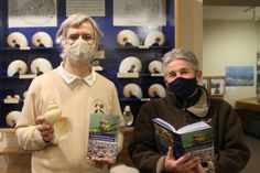 Dr. Vollrath Wiese (lks.) vom Haus der Natur - Cismar und Dr. Klaus Janke vom Nationalpark Hamburgisches Wattenmeer stellen das neue Buch „Die Meeresschnecken und -muscheln Deutschlands“ vor.