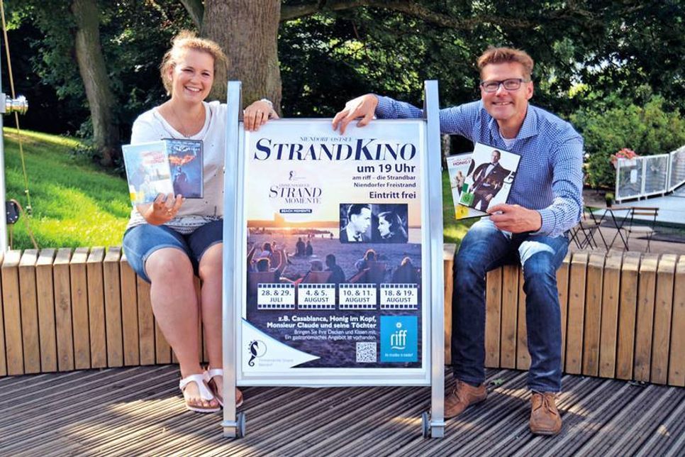 Eventmanagerin Janina Schütze und Tourismuschef Joachim Nitz präsentieren das Programm für das „Niendorfer StrandKino“.