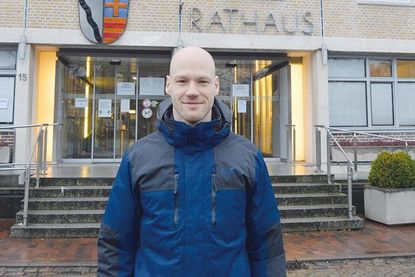 Vor gerade einmal sieben Jahren begann Dennis Wiese seine Ausbildung im Bad Schwartauer Rathaus. Jetzt ist er neuer Ordnungsamtsleiter.