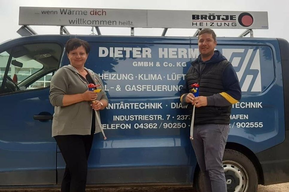 Kindergartenleiterin Isabella Sorge und Tobias Schreiben