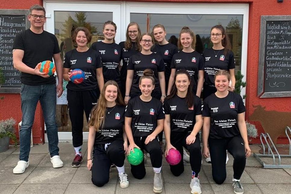 Cismar. Zur Saison 2019/20 hat die HSG Wagrien eine neue Damenhandballmannschaft. Insgesamt hat die HSG somit drei Damenmannschaften. Die ehemaligen Spielerinnen der letztjährigen A-Jugend (Schleswig-Holstein-Liga) wechselten geschlossen in den Erwachsenenbereich, in die Kreisliga, und bilden ab die HSG Wagrien I. Das leistungsorientierte Team um Trainerin Kerstin Johnsen und Betreuer Steffen Zorn konnte Christopher Peters vom kleinen Fleischer aus Cismar als neuen Sponsor gewinnen. Das Team kann dank seiner Unterstützung in neuen Präsentations- und Aufwärmshirts auftreten. (red)