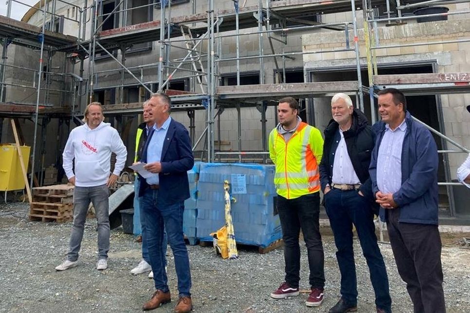 Touristikleiter Manfred Wohnrade (Mi.) begrüßte die Gäste gemeinsam mit Bürgermeister Mark Burmeister und Bürgervorsteher Heinz Bäker (v. re.).