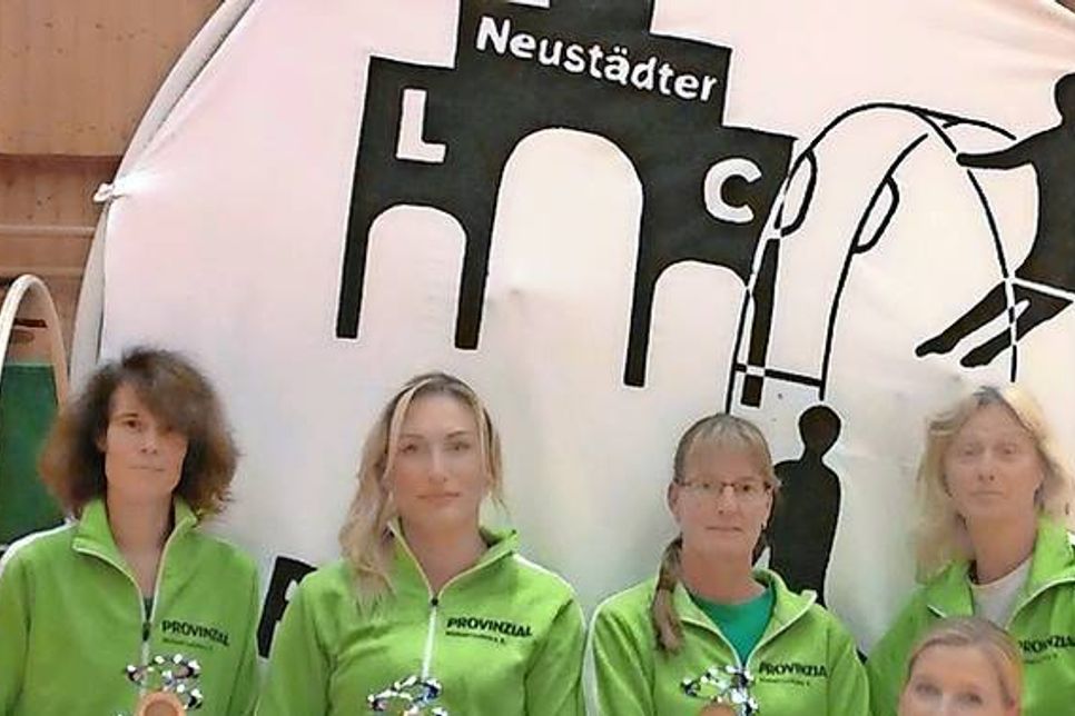 Stefanie Damm, Darya Schuldt, Anke Markmann und Andra Franz, liegend Stefanie Luckow (v. lks.).
