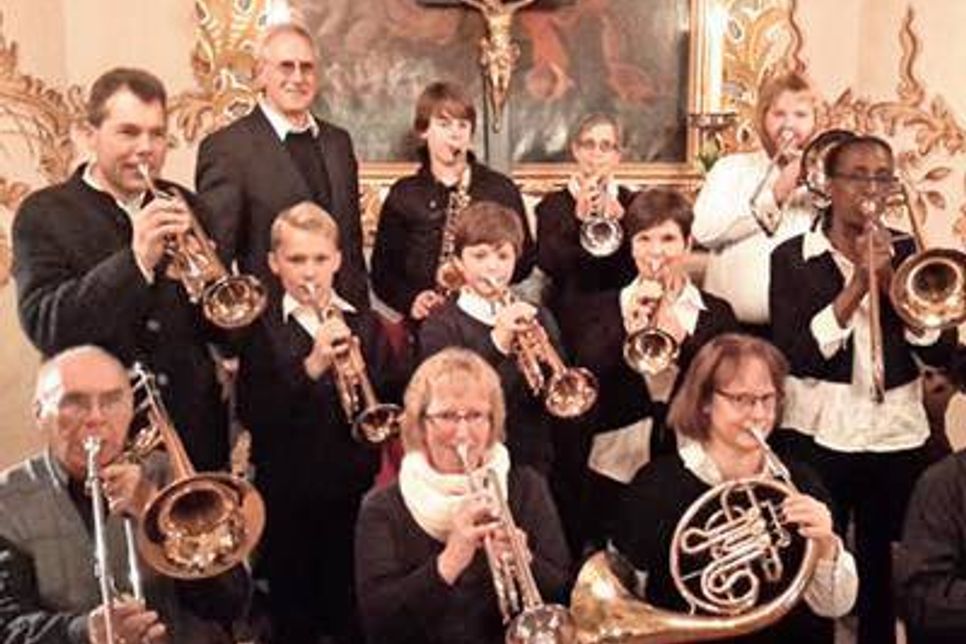 Der Lebrader Posaunenchor sorgt für weihnachtliche Musik im Weihnachtsdorf.