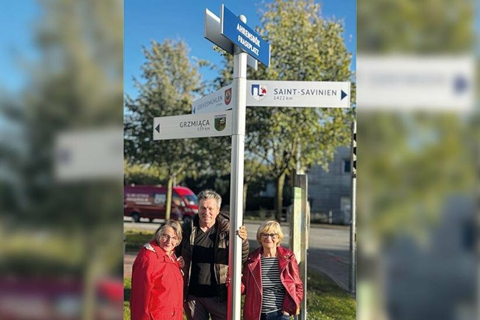 Gudrun Ott (r.), Charlotte Krowke und Ahrensböks Bürgermeister Andreas Zimmermann bei der Einweihung des neues Partnerschaftsschildes.