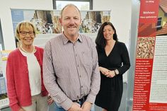 Der neue Klimaschutzmanager der Gemeinde Scharbeutz, Rainer Grendel, mit der Umweltausschuss-Vorsitzenden Gabriele Jungk (links) und Bürgermeisterin Bettina Schäfer vor Info-Tafeln der Ausstellung „Klima im Alltag“, die bis Anfang November in der Bücherei der Gemeinde zu besichtigen ist.