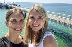Fühlen sich auch auf den Roten Teppichen dieser Welt zuhause: Redakteurinnen und Podcasterinnen Kristina Kolbe (lks.) und Gesche Muchow.
