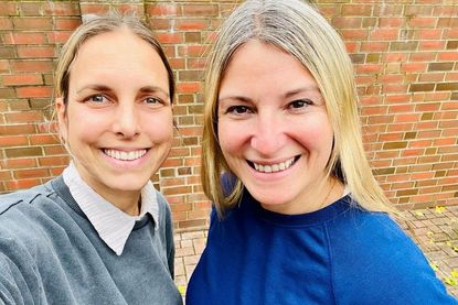 "Frisch" aus dem Herbsturlaub: Die Podcasterinnen Kristina Kolbe (lks.) und Gesche Muchow.