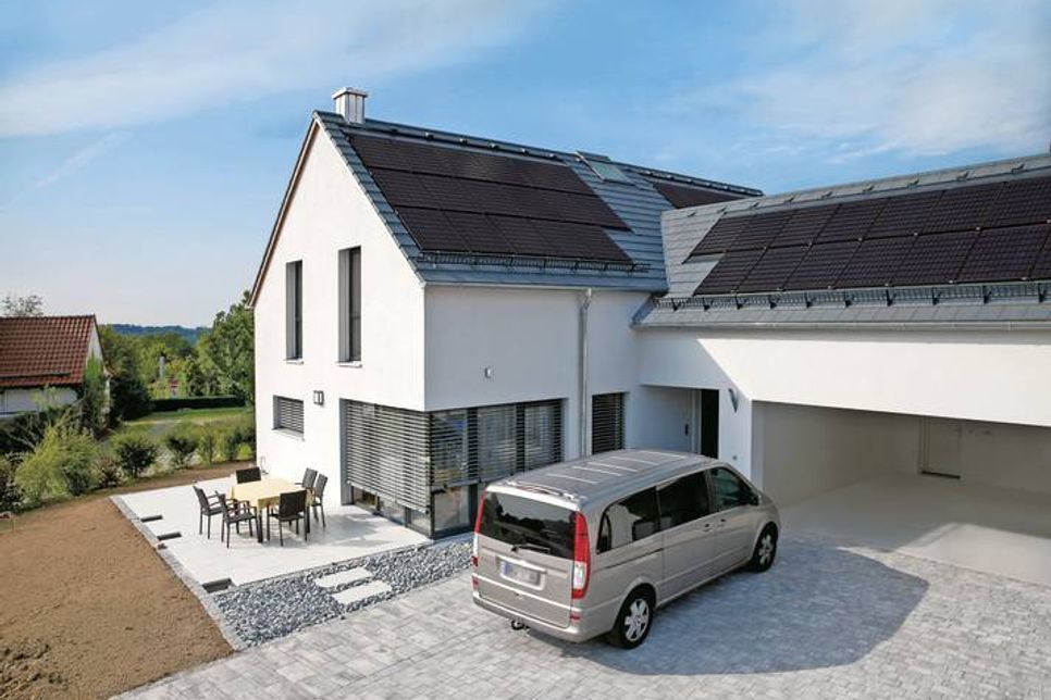 Energie frei Haus: Eine Solaranlage auf dem Dach macht unabhängiger von Energieversorgern, spart bares Geld und nutzt der Umwelt. Foto: djd/Braas