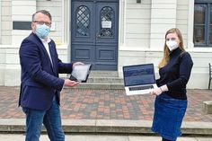 Erster Stadtrat Jens Junkersdorf und Cora Brockmann, Stadtmarketing.