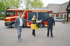 Vor dem neuen Einsatzfahrzeug übergeben Ratekaus Bürgermeister Thomas Keller (l.) und Bürgervorsteherin Gaby Spiller den symbolischen Schlüssel an Ovendorfs Ortswehrführer Fabian Fuhrmann.