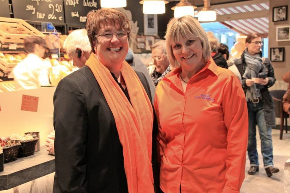Kirsten Scheel und Verkaufsleiterin Andrea March (v. re.) freuen sich über die gelungene Wiedereröffnung.