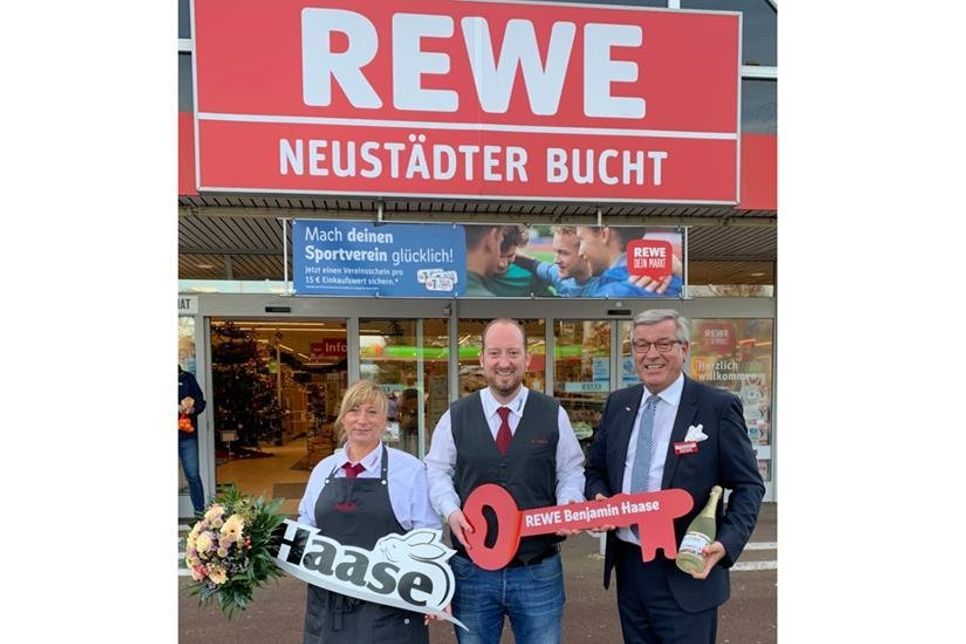 Benjamin Haase (Mi.) und seine Ehefrau Manuela wurden herzlich in Neustadt begrüßt.