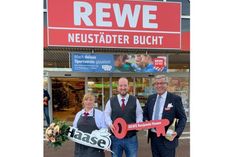 Benjamin Haase (Mi.) und seine Ehefrau Manuela wurden herzlich in Neustadt begrüßt.