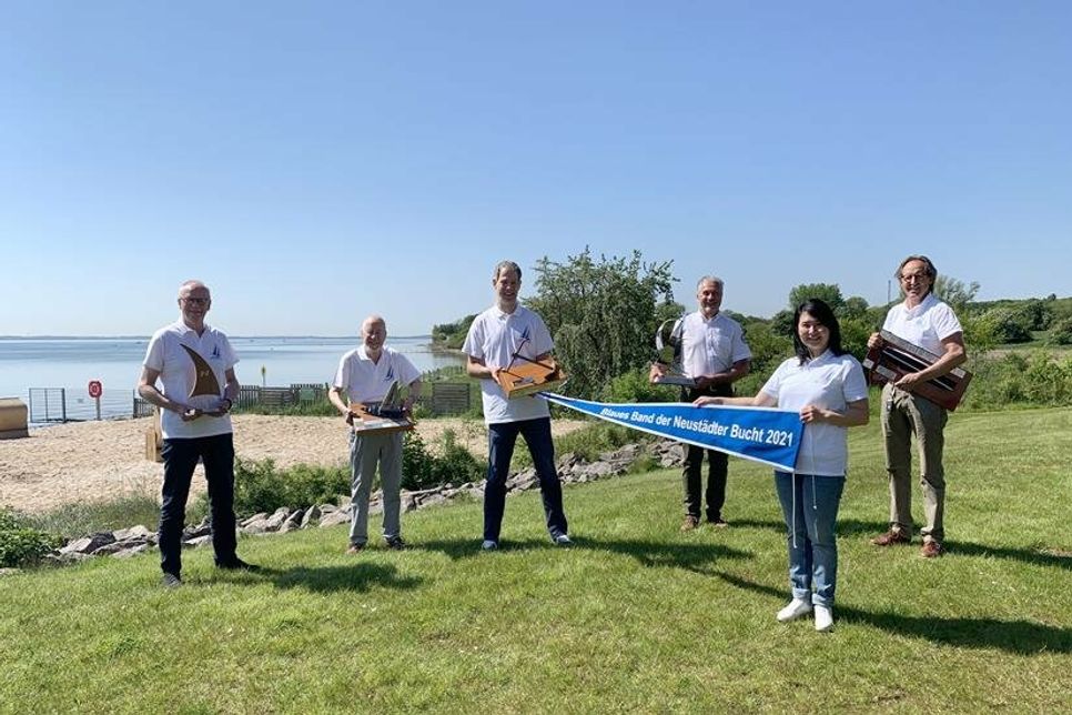 Nehmen Kurs auf die Neustädter Bucht: die Initiatoren des Neustadt-Cups (v. lks.) Harald Wiese (Werkleiter der Stadtwerke), Sönke Sela Bürgervorsteher und Schirmherr, Frans Ijben (Tourismus Agentur Lübecker Bucht), Oliver Seiter (Geschäftsführer ancora Marina), Bei Riedel-Wang (ancora Marina) und Andreas Beckmann (NSV, Wettfahrtleiter).