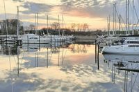 Diesen Sonnenuntergang mit der schönen Spiegelung der Wolken im Wasser fotografierte Melanie Suhr am Grömitzer Yachthafen.
