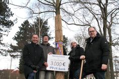 Symbolische Scheckübergabe und ebensolcher Spatenstich mit Lars Nissen von der VR Bank, Eckhard Mittmann und Antje Weise (beide Stadtbauamt) sowie Bürgermeister Mirko Spieckermann (v. lks.).