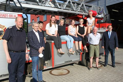 Das Praxisteam um Dr. Jörg Engster mit Carola Seubert (3. v. lks.), Dr. Carsten Sarnow (2. v. re.), Sebastian Papke (lks.) und Mirko Spieckermann (re.).