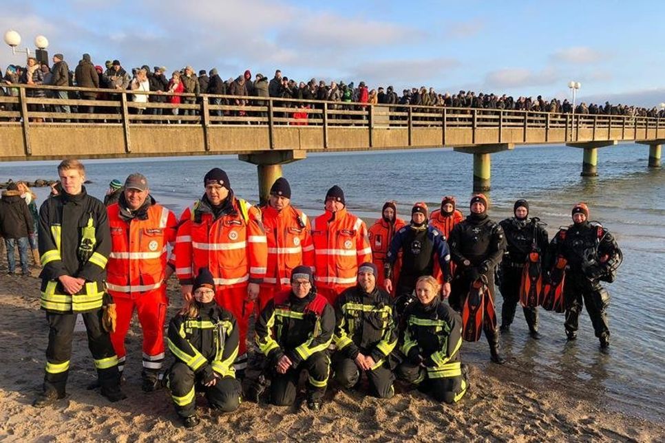 Die Freiwillige Feuerwehr Grömitz und die Johanniter-Unfall-Hilfe aus Eutin waren beteiligt, um einen sicheren Ablauf zu gewährleisten.