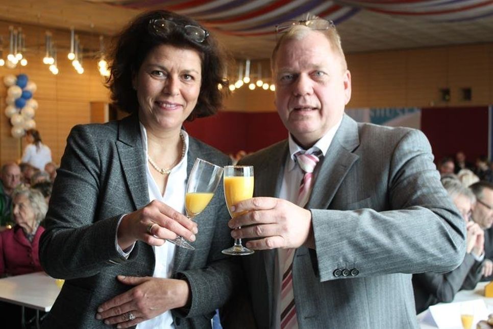 Ein Prosit auf 2020. Gemeinsam stießen Bürgermeister Nicole Kohlert und Touristikleiter Torsten Brandt auf das neue Jahr an.