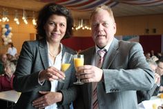 Ein Prosit auf 2020. Gemeinsam stießen Bürgermeister Nicole Kohlert und Touristikleiter Torsten Brandt auf das neue Jahr an.