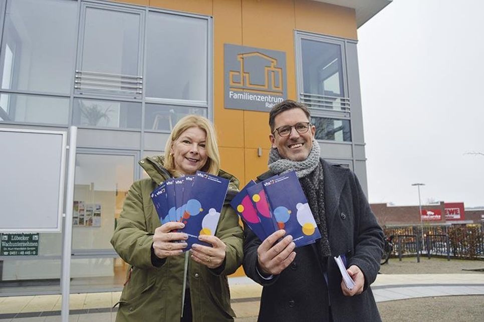 VHS-Leiterin Jutta Holweg und Ratekaus Bürgermeister stellten jetzt das neue Frühjahrsprogramm vor. Zahlreiche Kurse finden dabei auch im Familienzentrum statt.