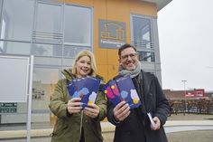 VHS-Leiterin Jutta Holweg und Ratekaus Bürgermeister stellten jetzt das neue Frühjahrsprogramm vor. Zahlreiche Kurse finden dabei auch im Familienzentrum statt.