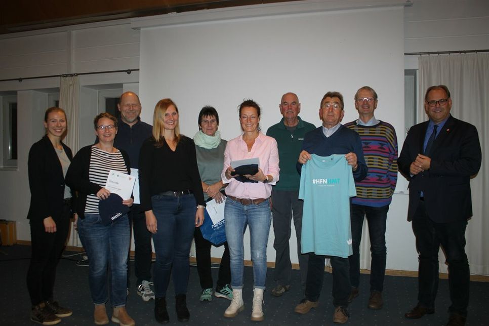 Die Stadtradeln-Gewinner, die von Bürgermeister Mirko Spieckermann (re.) und Nachhaltigkeitsmanagerin Lina Koop (lks.) geehrt wurden.