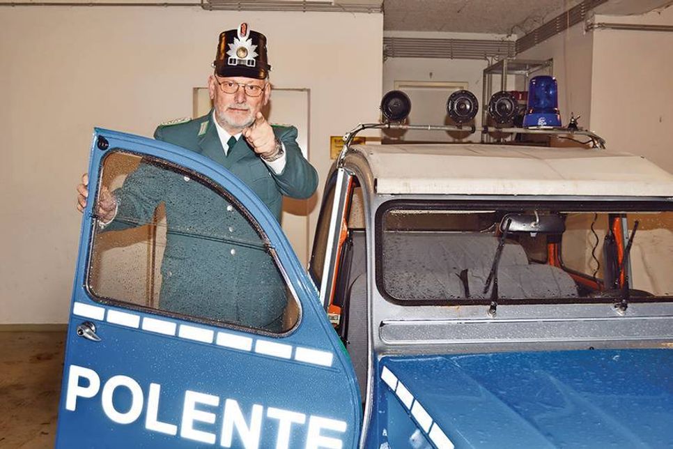 Harald Rothe hat sechs Jahre die Polizeizentralstation in Timmendorfer Strand geleitet und wurde vergangene Woche von den Kollegen mit alter Uniform und Fahrt in der „Polente“ überrascht und in den Ruhestand verabschiedet. (Foto: René Kleinschmidt)