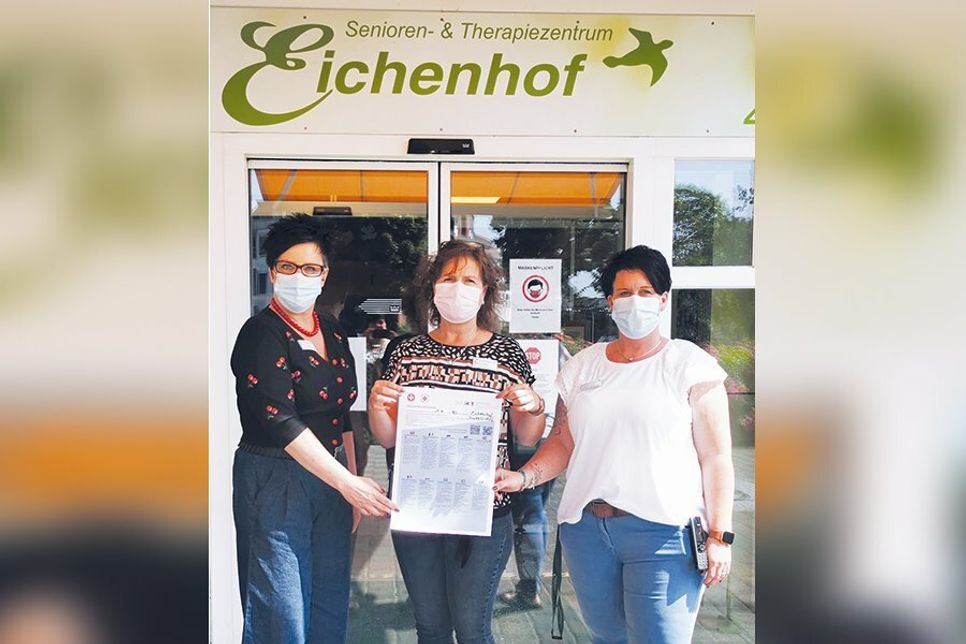 Freuen sich auf den Impfaktionstag für den guten Zweck: Einrichtungsleiterin Bettina Giese (m.), Sabrina Zander (r.) als Pflegedienstleitung, Anja Hoffmann,  Qualitätsbeauftragte.