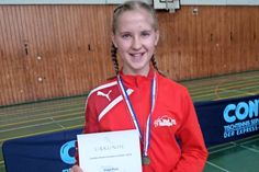 Über die Bronzemedaille konnte sich Finja Plath bei der Landesmeisterschaft im Blockwettkampf Wurf der W14 freuen. Die Leichtathletin vom TSV Grömitz begann den Vierkampf mit schwachem Kugelstoßen. Konnte sich dann mit guten Leistungen über 60 Meter Hürden und im Weitsprung um einige Plätze nach vorne arbeiten, sodass sie schon vor dem abschließenden 60 Meter Sprint auf Medaillenkurs lag. Mit diesem Wettkampf ist die Hallensaison beendet. (red)