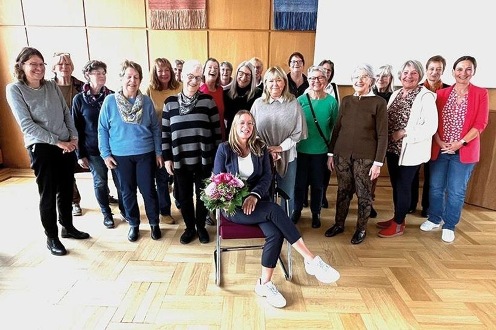 Gleichstellungsbeauftragte Tanja Gorodiski (Mitte) erhielt von den Damen einen Blumenstrauß als Dank für die fast 10-jährige Zusammenarbeit. Die Vereinsmitglieder des Frauenforums wurden u.a. von Bürgermeisterin Dr. Katrin Engeln (li.), Sonja Sesko (re.), Gleichstellungsbeauftragte Ratekau, und der noch amtierenden Kreis-Gleichstellungsbeauftragten Silke Meints feierlich verabschiedet.
