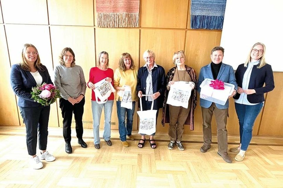Von links: Tanja Gorodiski, Gleichstellungsbeauftragte, Bürgermeisterin Dr. Katrin Engeln, die Vereinsvorsitzenden Jutta Kuppe und Angelika Lindenau, Schriftführerin Angela Behrens, Kassenwartin Ellen Stöwsand, Sven Reiß, Archivar der Stadt, und Judith Ohrtmann, Museums- und Kulturmanagerin der Stadt, bei der Verabschiedung.