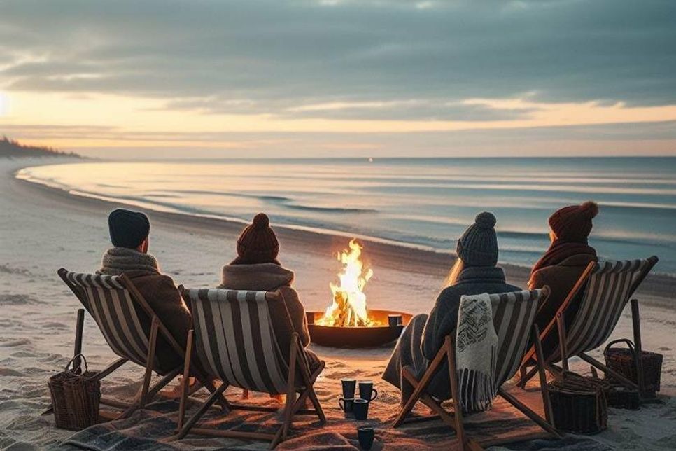 An den Februar-Wochenenden laden die Pop-up Lounges zum gemütlichen Winterstrand-Erlebnis ein. (Foto: www.luebecker-bucht-ostsee.de)