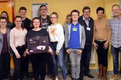 Spendenübergabe mit Rixa Lunau (2. v. re.), Detlef Lunau (re.), Vorsitzendem Volker Bädermann (3. v. re.) und einigen Jugendlichen des Orchesters.