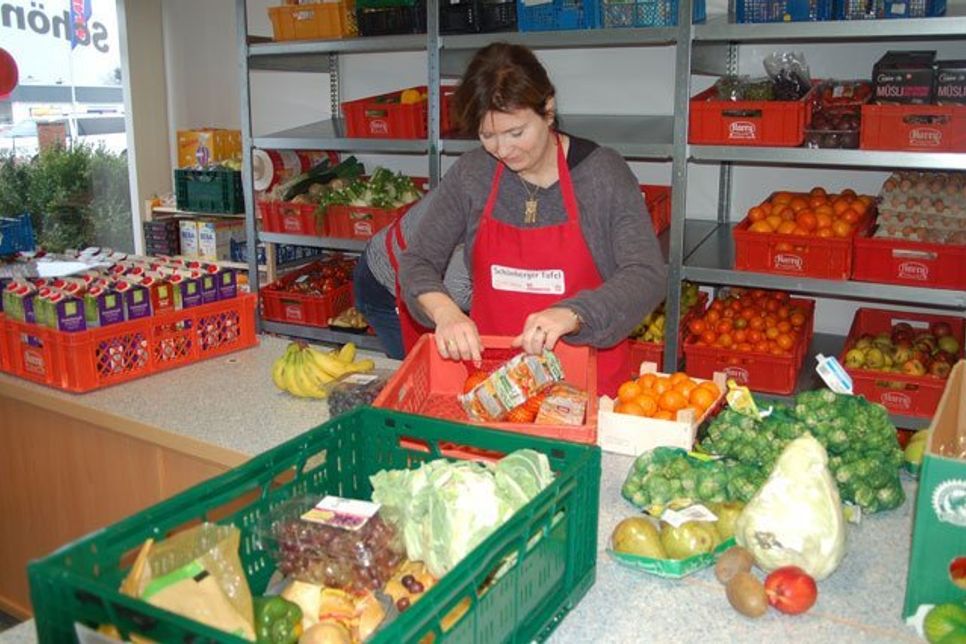 Bevor der Kundenansturm mittwochs losgeht, machen sich die Ehrenamtler an die Arbeit. Ware sortieren, in die Regale räumen.