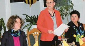 Pamela Lepeschka konnte mit ihrer Vertreterin Julia Dircks (li.) und der Schriftführerin Kerstin Schulz die Bosauer Landfrauen im vollbesetzten Saal begrüßen