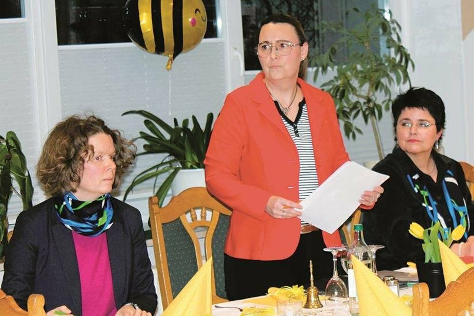 Pamela Lepeschka konnte mit ihrer Vertreterin Julia Dircks (li.) und der Schriftführerin Kerstin Schulz die Bosauer Landfrauen im vollbesetzten Saal begrüßen