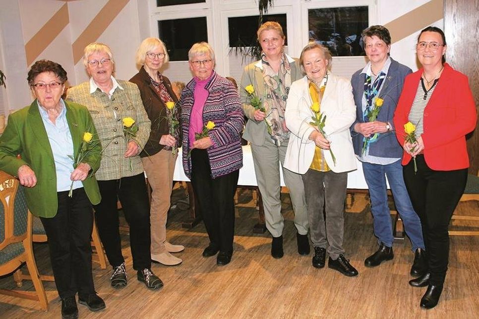 Diese acht Frauen haben den „LandFrauenVerein Bosau e.V.“ in den vergangenen 40 Jahren erfolgreich geleitet (v.li.): Ilse Penner (1984-1993), Hanna Frahm (1993-2002), Inge Dircks (2002-2003), Bruni Ehlers (2003-2006), Iris Fehling (2006-2012), Gabi Wollschläger (2012-2016), Heidrun Behrend (2016-2020), Pamela Lepeschka (seit 2020)
