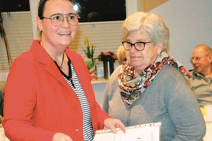 Für 25-jährige Mitgliedschaft erhielt Christa Schmidt das silberne Ehrenabzeichen.